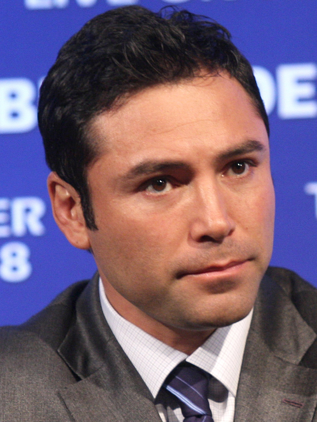 How tall is Oscar De La Hoya?